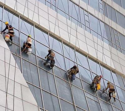 揭秘高空外墙清洗行业的隐秘角落 光鲜背后的风险与乱象
