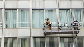 云端负重行 高楼清洁工背后的坚守与拼搏